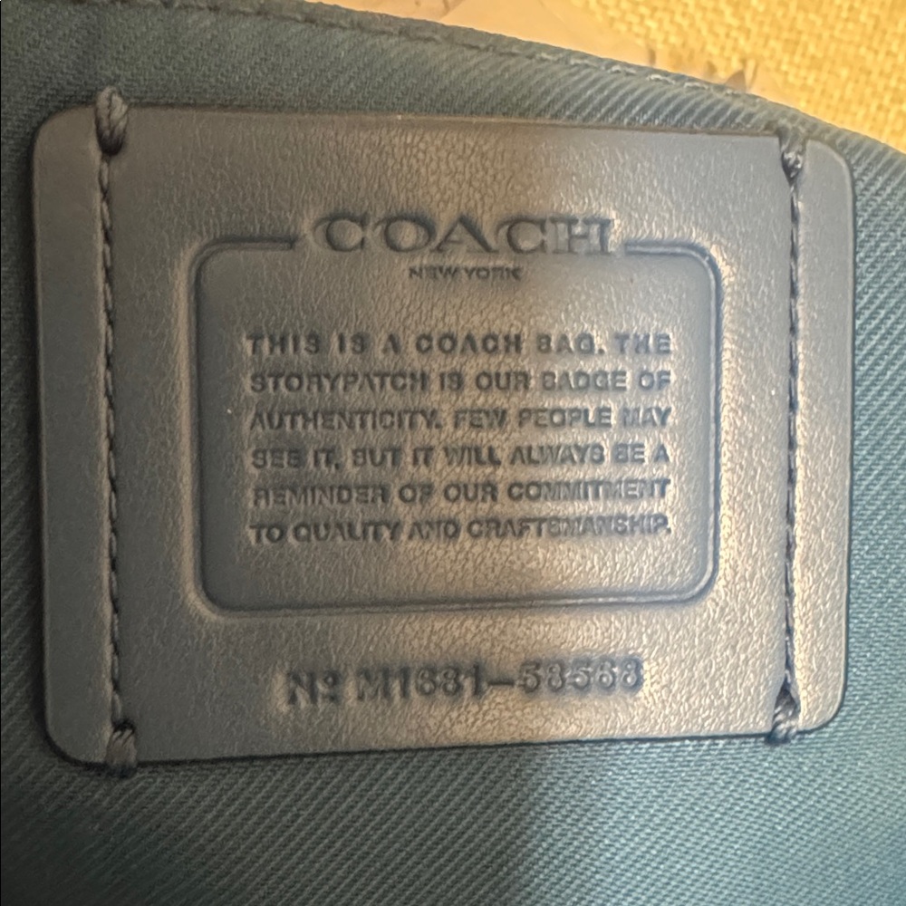 Like NWOT, Coach vintage gorgeous Taylor Tote in  blue / contrast handles . - Picture 8 of 8